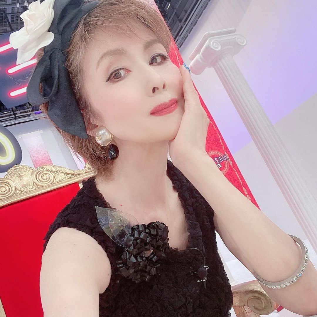 小柳ルミ子のインスタグラム：「【ルミ子の食卓】 今夜OnAirですよー🤗 1：20〜 テレビ朝日🖥️  今日は自前のCHANELの日です🥰🎀  お陰様で 「ファッションも毎回楽しみです‼️」とのコメントを沢山頂いております💕  さぁ今夜はどんな厳選商品をご紹介するでしょうか🤗❓ 私も大好きな物でゲットしましたよー😆✊  ルミ子流ストレッチも 番組終了後【ルミ子の食卓】番組インスタで動画配信致します🎥⤴️  私が50年もの長きに渡って 今現在も続けている 【ルミ子流ストレッチ＆柔軟】 是非‼️参考になさってね😘  では今夜　1：20に テレビ朝日でお会いしましょう❣️ リアルタイムで観れない方は録画して観てね🤗  ⠀  #ルミ子の食卓 ⠀ #テレビ朝日 ⠀ #通販番組 ⠀ #通販 ⠀ #お薦め ⠀ #厳選 ⠀ #chanel ⠀ #ファッション ⠀ #ヘアメイク ⠀ #オジンオズボーン篠宮 ⠀ #小柳ルミ子 ⠀ #美味しい ⠀ #素敵 ⠀ #便利 ⠀ #お得 ⠀ #お得情報 ⠀ #お気に入り ⠀ #カチューシャ ⠀ #カメリア ⠀ #イヤリング ⠀ #みてね」