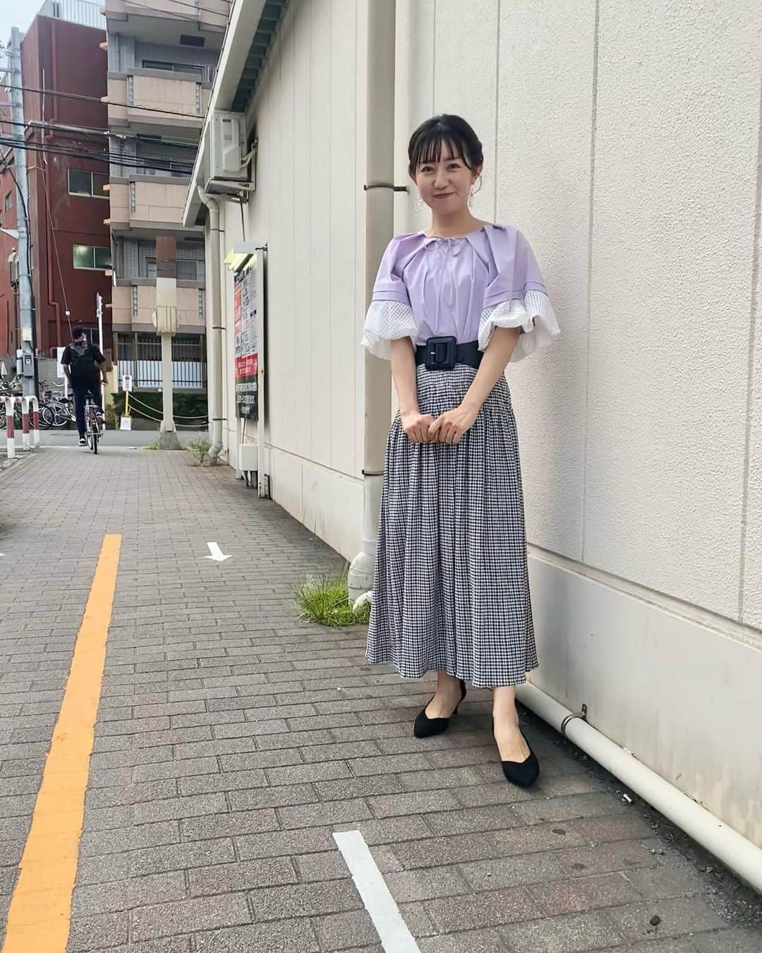 のインスタグラム：「. 本日！9月15日（金）19:00〜 関西テレビ「ちまたのジョーシキちゃん」のロケVTRに 出演しております🍒 なるみさんと行く激安スーパー✨第三弾です！🥹👏 ぜひ！ご覧ください〜👏  TOKYO MX「モニフラ」では 月火水と３日間夏休みをいただいておりましたが 本日からお仕事に復帰しております！🍉 リフレッシュできたので また頑張ろう〜🙆  衣装はこちら。  ブラウス @verofonna  スカート @cest_moi_official  ピアス @_____usako_____  スタイリスト @stylist_franc chie oshitani」