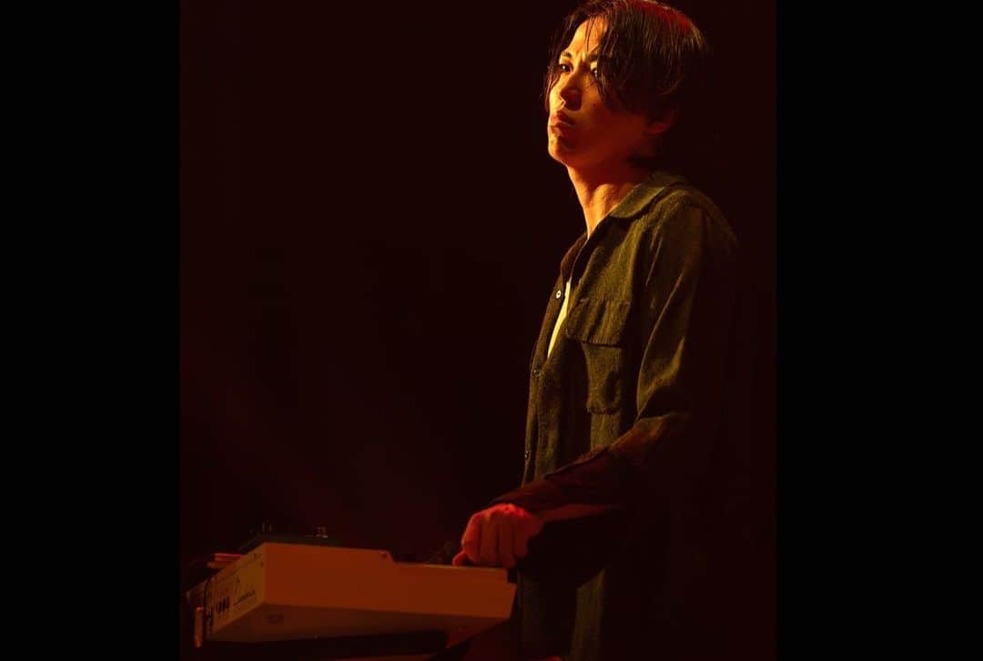 斉藤和義さんのインスタグラム写真 - (斉藤和義Instagram)「KAZUYOSHI SAITO 30th Anniversary Live 1993-2023 30＜31  ～これからもヨロチクビーム～⚡️  7本目！広島公演が終了いたしました！ 熱く盛り上がっていただきありがとうございました！  開演直前、「今日はロックンロールで！」とメンバーの皆さんに声をかけられていた斉藤さん。個性豊かなそれぞれのロックンロールと4月末のPINEAPPLE EXPRESSツアーから培ったバンド全体の一体感があわさり最高のロックンロールショーをお届けできたのではないでしょうか。  お互いの演奏に呼応し合いながらボルテージが上がっていく様、その演奏の世界観に引き込まれていく会場の熱量、胸にズンズンくる瞬間が何度もありました。  30周年ツアーは残り3公演！ 旅の終わりの寂しさがありますが、残る公演も最高のステージをお届けいたします！ 存分にご期待ください。  次は福岡サンパレスホール公演2daysです。 ヨロチクビーーーム⚡️⚡️  https://tour.kazuyoshi-saito.com/30th/ ⁡ #斉藤和義 #KAZUYOSHISAITO #ks30th #30周年アニバーサリーツアー #30thツアー #ヨロチクビーム #山口寛雄 #真壁陽平 #河村吉宏 #松本ジュン #広島公演 #広島文化学園HBGホール」9月15日 13時22分 - kazuyoshisaito_official