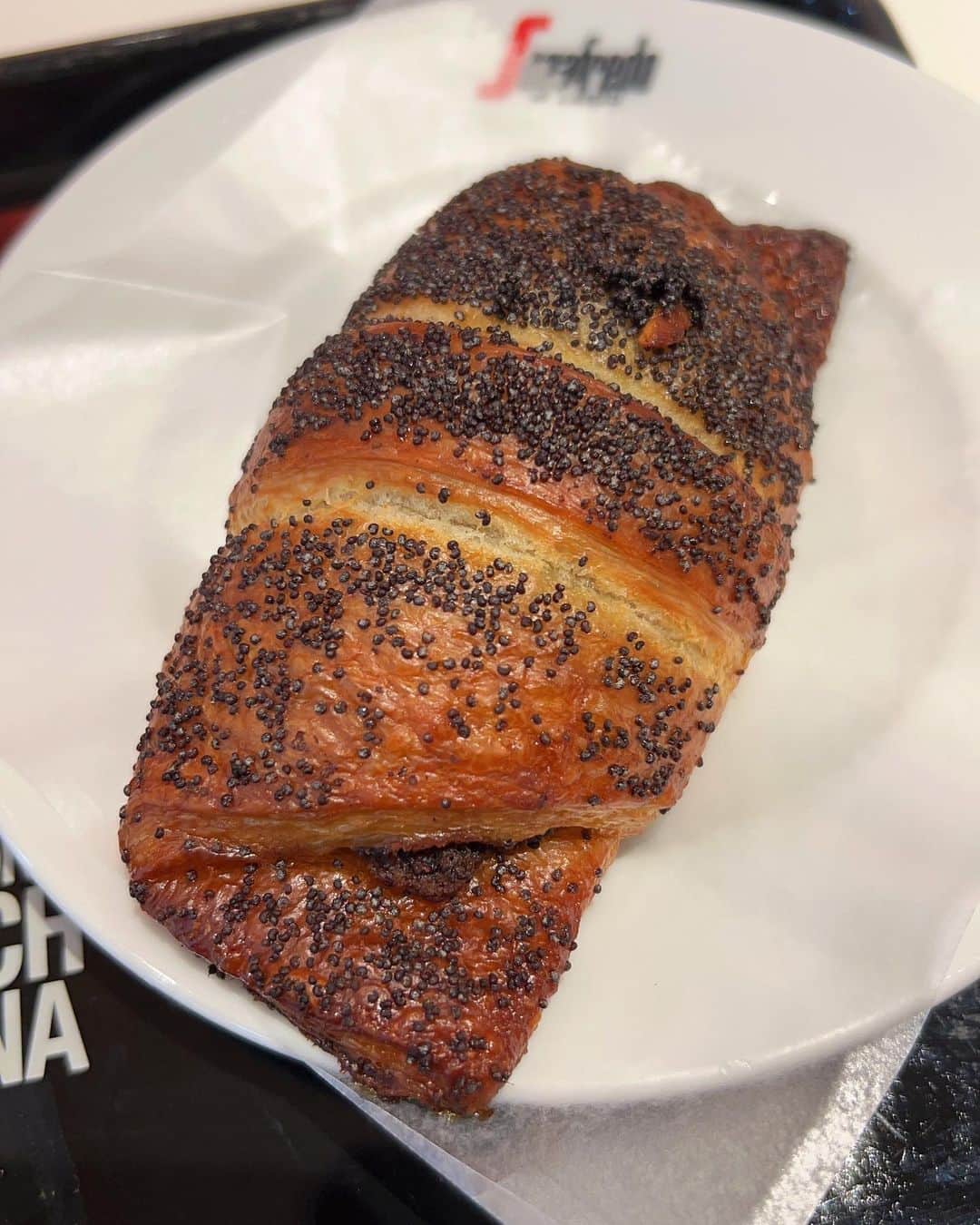 のインスタグラム：「あんこクロワッサン🥐 ぎっしりあんこは間違いない✨ #ウエムラ今日もパン祭り」