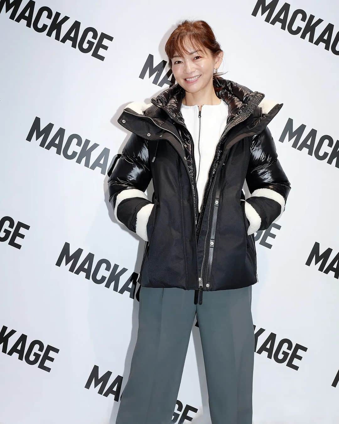 のインスタグラム：「9/16 日本初の直営店『MACKAGE AOYAMA』のオープニングパーティーへ🎉  デザインも豊富で機能性もバッチリなマッカージュ💕  どれもこれも素敵✨  3枚目の白もめちゃめちゃ可愛い❤️  (5枚目の愛可ちゃんのブラックと色違い。ブラックもいいね～‼️といろいろ試着)  最後のベージュのダウンは、私が愛用しているマッカージュ💕  あったかくて、軽くて、デザインも大好き。  久々に事務所のみんなにも会えて楽しかったな😊  #MACKAGE  #マッカージュ #青山 #ダウン #コート #PR #ママ #ママモデル #モデル #mama #mamamodel #model」