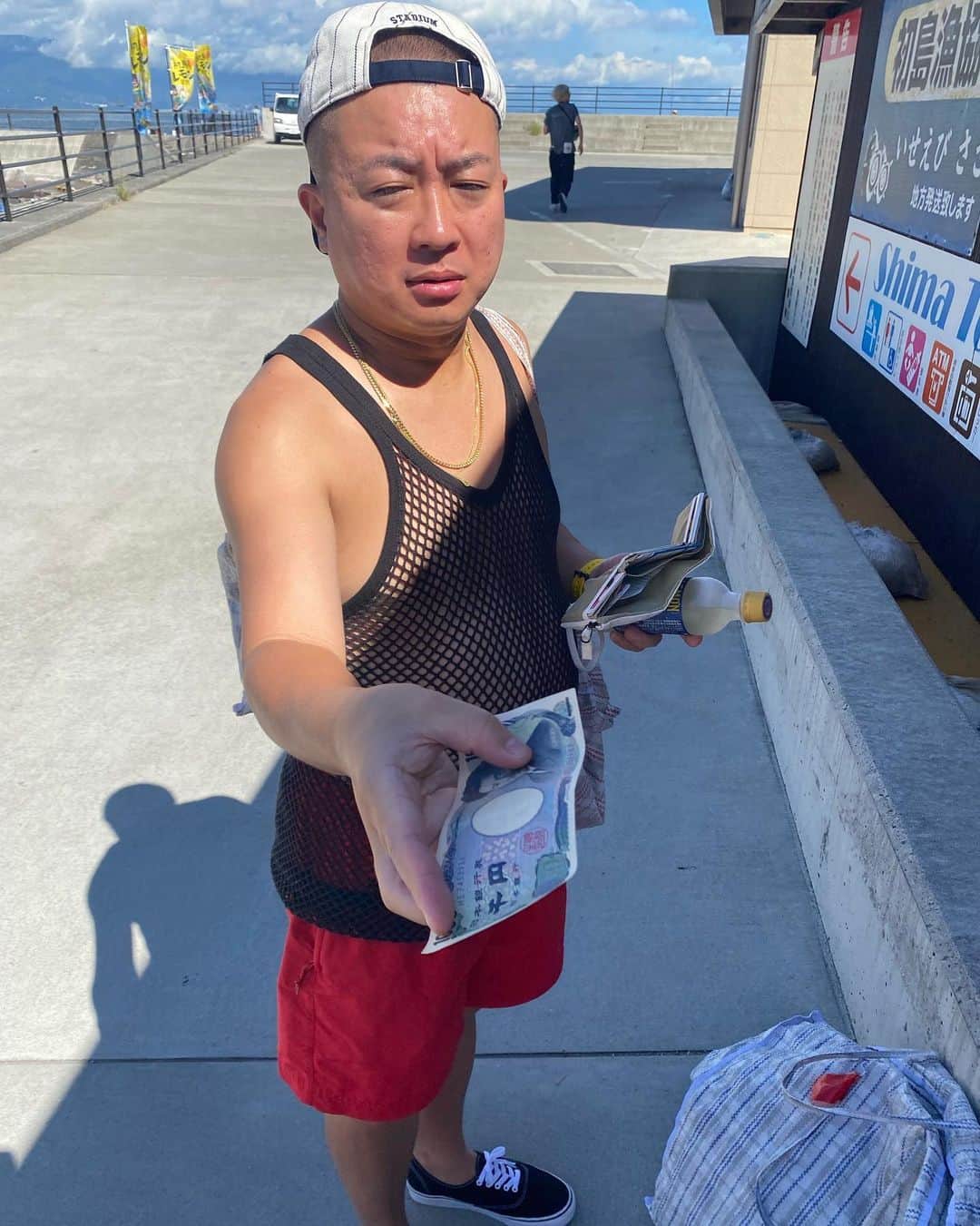 井元英志のインスタグラム：「後輩にジュース奢ったら千円くれたよ！ ご馳走様です！ #先輩 #後輩」