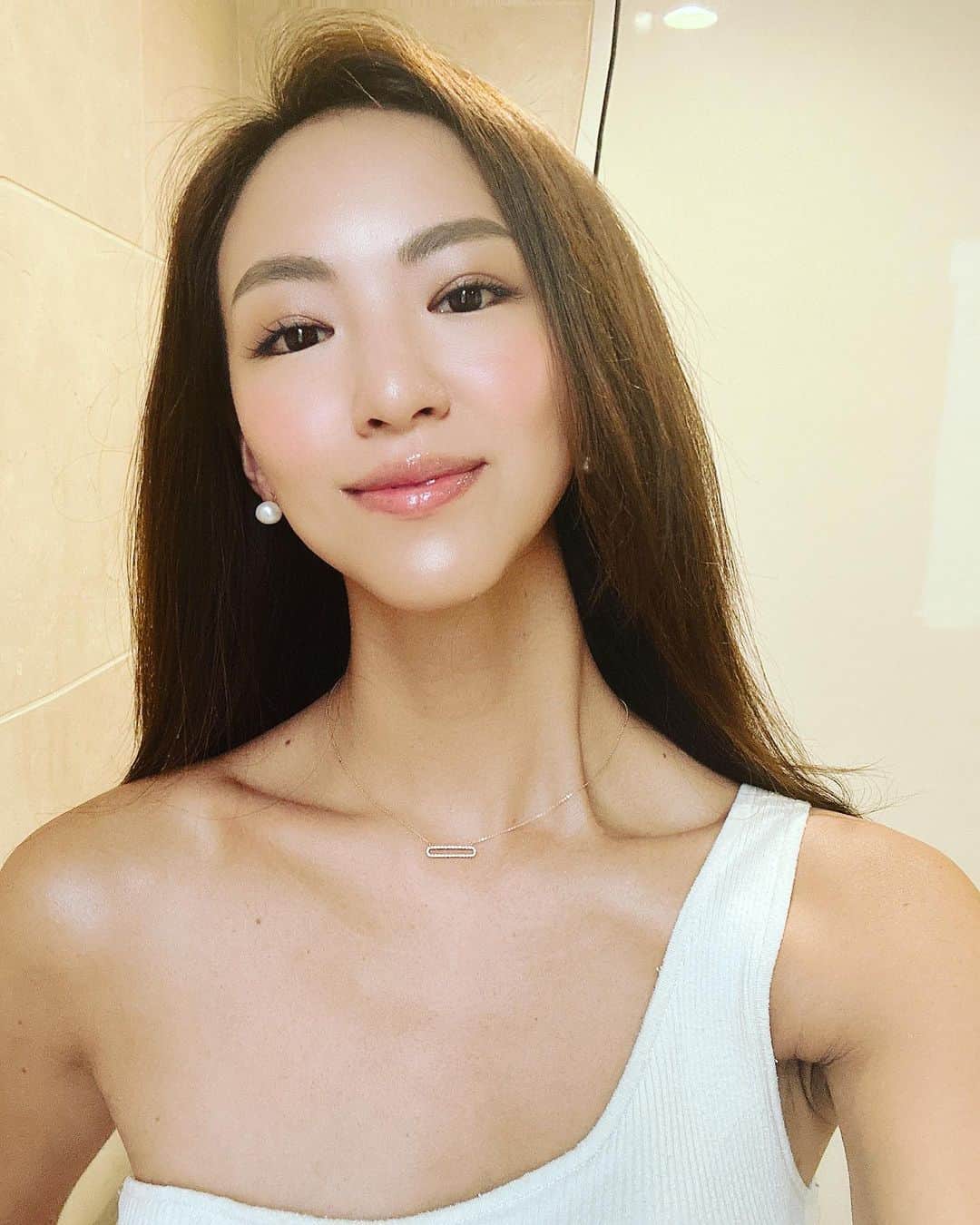 西内ひろさんのインスタグラム写真 - (西内ひろInstagram)「最近、太陽に浴びる事が多かったので 日焼けのアフターケア、フェイシャルをしに行ってきました🙏  最近中々時間もなく、ケアが疎かに。。。  @stunning_spa  に焼けた肌に潤いをお願いします‼️と行ってきました😂😂😂内容は肌の状態を見てもらい、完全にお任せ。  日焼けをして肌が色素沈着を起こすのは肌を守ろうとしてメラニンが増えるため。  アフターケアを怠るとメラニンが増え続け、排出されなかったものが肌の奥に蓄積してシミになります。  やはり潤い大事だわ。。。  仕上がりが全然変わり肌に潤いが戻ったので、化粧のノリも良いです！  ケアはとっても大切。 お肌ケアの時間も、ちゃんと作ろう‼️  #フェイシャル　#肌メンテ  #日焼け　#アフターケア」9月15日 13時34分 - 0214hiro
