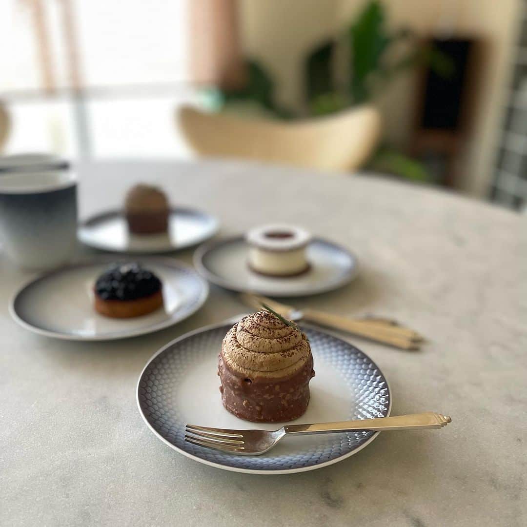 行正り香さんのインスタグラム写真 - (行正り香Instagram)「ケーキタイム。「日本のケーキってコンビニも含めて、とんでもなく美味いくて美しい」と外国のお友だちに褒められます。自分が作ってなくても嬉しいわあ。#行正り香 #rikayukimasa @eclatdesjours #エクラデジユール」9月15日 13時42分 - rikayukimasa