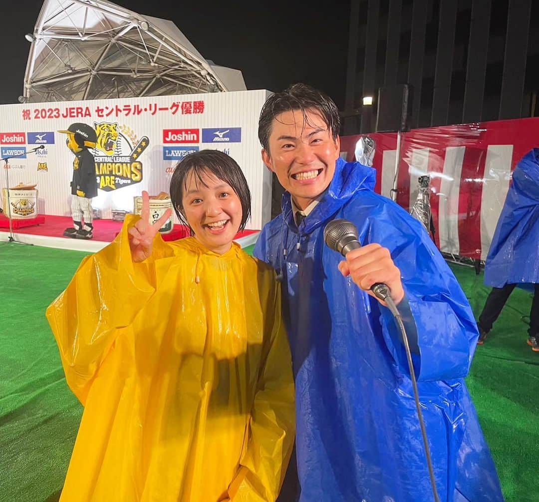のインスタグラム：「18年ぶりのリーグ優勝の瞬間に立ち会えて本当に幸せな夜でした😭✨  ビールかけにはインタビュアーとして参加！選手の喜びの声を間近で聞かせてもらいました！  皆さんの喜びが爆発したビールかけの会場は大騒ぎ🍺✨ たくさんの選手にビールをかけたり飲ませたりしていただき、幸せとビールの味に酔いしれました👼  それにしても11連勝で優勝は強すぎます！！この勢いで日本一まで駆け上がってください！！  #とらほー #阪神タイガース #阪神 #リーグ優勝   3枚目はスポニチさんのX(旧Twitter)より」