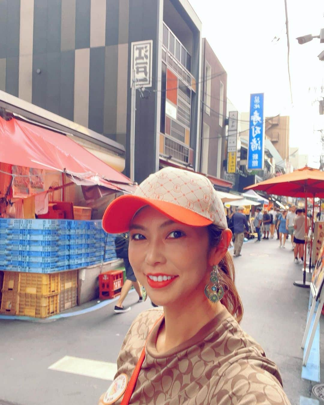 翠千賀のインスタグラム：「今日はお友達の女優さん、江口ナオちゃんの舞台を見に。 車をとめた駐車場が築地市場の隣で、思わぬ買い物をしてしまった…。 うふふ。  #築地市場 #築地本願寺ブディストホール  #仁支川峰子 さん #悪い女シリーズ　#舞台」