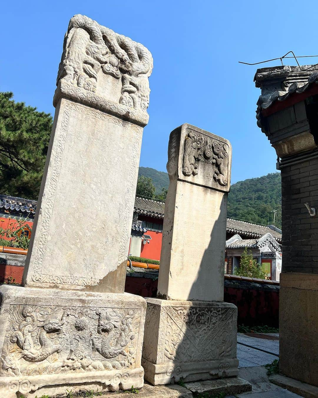 ザカリー・ダナヒューのインスタグラム：「Went to visit a Buddhist Temple today with my friends and colleagues. Such beautiful architecture and stone work. It was a unique experience to see so many different small prayer temples, some with multiple Buddhas, and was very interesting to watch the people pray and to try and catch a glimpse from outside these prayer areas. I say outside, and don’t have pictures from inside, because even though I was assured I could go into look, I felt it would be disrespectful as the point of entry is to bow and pray and I will not bow before any god but Yahweh. Still, serene and peaceful, this was a beautiful experience and gave me an even deeper glimpse into the complex Chinese culture. I am so very grateful to have these experiences in my life. To travel and see the world and different cultures. Thank you God for the many blessings you pour into my life 🙏  #tourist #tourism #temple #china #」