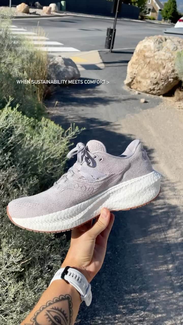 サッカニーのインスタグラム：「Sustainable, meet comfortable.  Comfortable, this is sustainable.  👋🤝」