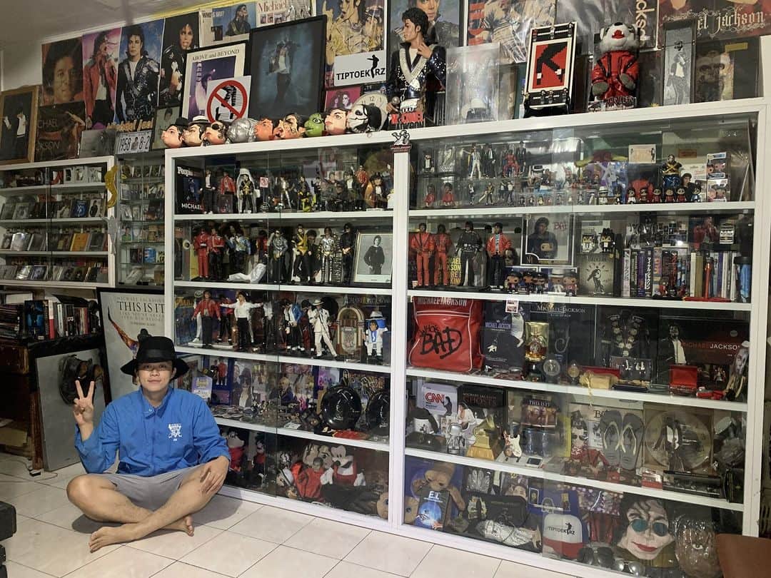 マイケル・ジャクソンのインスタグラム：「Michael Jackson fan Jan Mark De Guzman calls their considerable amount of Michael memorabilia “My MJ Museum in the Philippines”. Share photos of your Michael collectibles in the fan gallery on his site. #MyMJCollectibles」