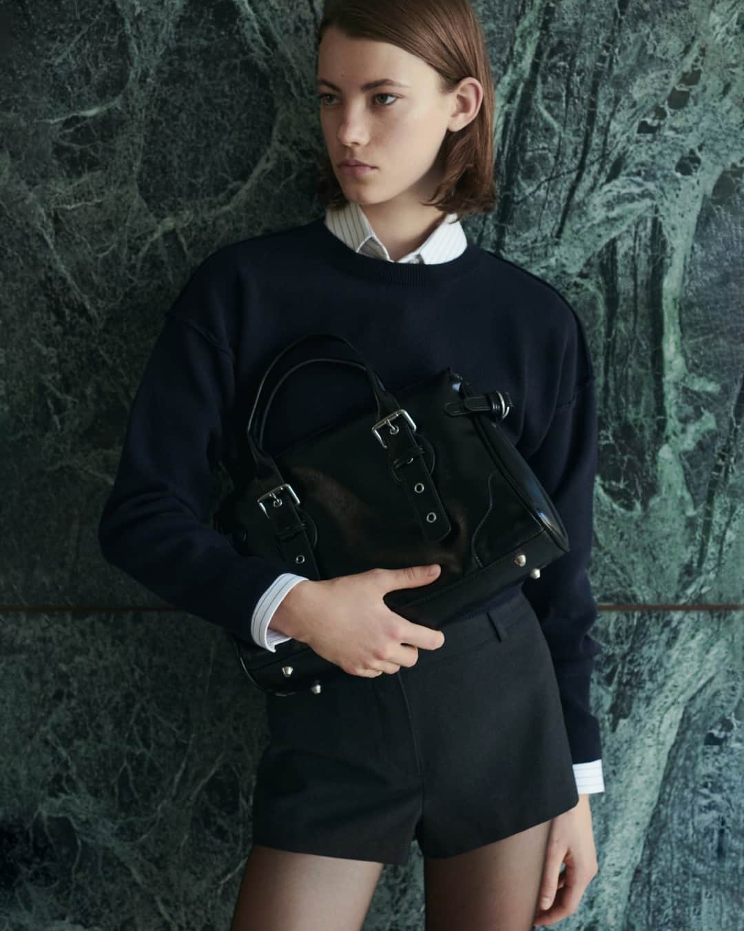 MANGOのインスタグラム：「From meetings to drinks, functional accessories will be key to getting back on track 🔙 Discover your next autumn essentials, at mango.com. ⁣ Sweater: 57005823 ⁣ Bag: 57004790 ⁣ #MangoWoman」