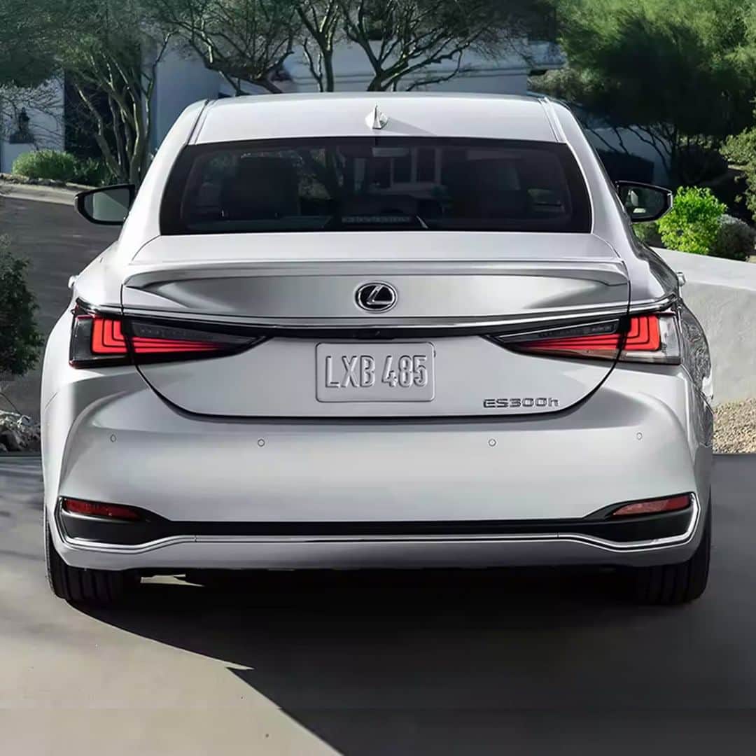Lexus USAさんのインスタグラム写真 - (Lexus USAInstagram)「If you see it from the front… wait till you see it from the back. #LexusES」9月16日 1時00分 - lexususa