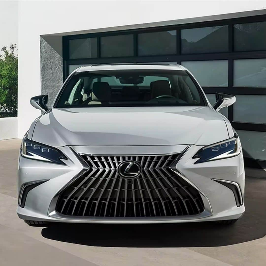 Lexus USAのインスタグラム：「If you see it from the front… wait till you see it from the back. #LexusES」