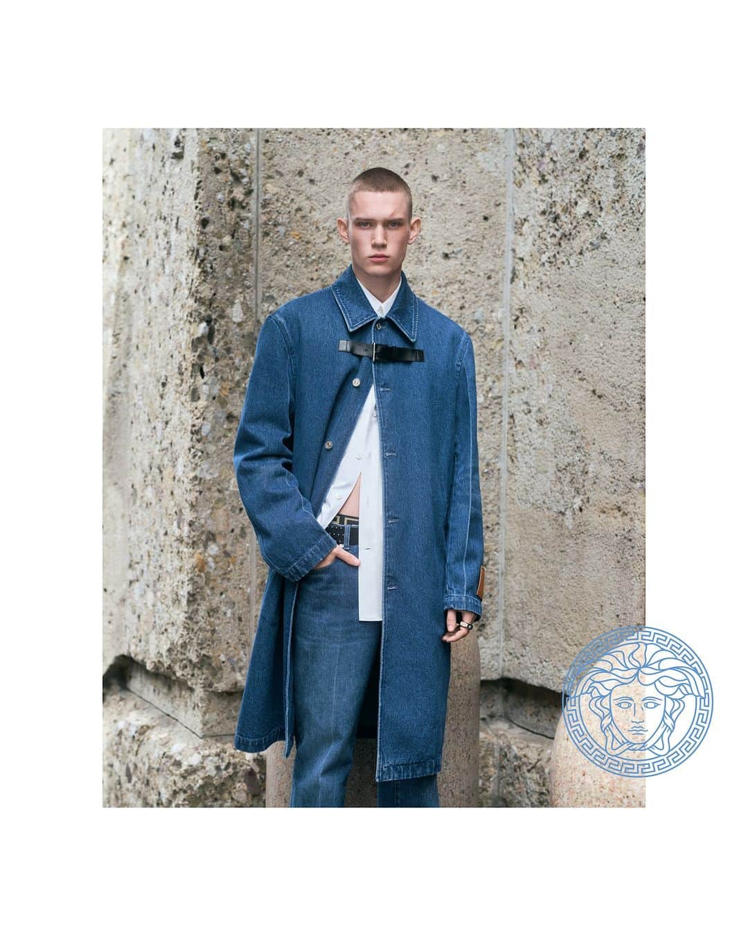 ジャンニヴェルサーチのインスタグラム：「Denim for Fall-Winter 2023  Jake wears denim coat; heritage shirt; denim tailored pants  Photography by Ilya Lipkin  #VersaceFW23」