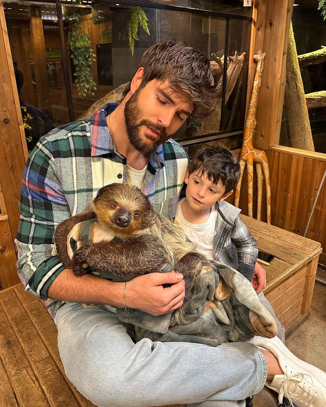 ニック・ベイトマンのインスタグラム：「Happy 5th Birthday Chase 🦥」