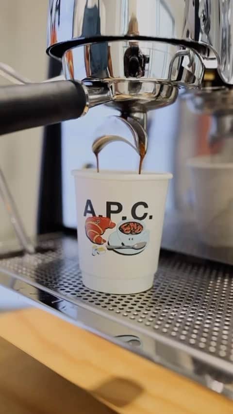 アーペーセーのインスタグラム：「Join the Coffee Club and drop in to the END. Soho store this weekend for a taste of Parisian café culture with a free @apc_paris coffee!   ☕ Friday & Saturday 10.00 am - 4.00 pm   ☕ Sunday 11.30 am - 3 .00 pm   The END. x A.P.C. “Coffee Club” collection is available now online and in store at END. locations 🥐 ☕」