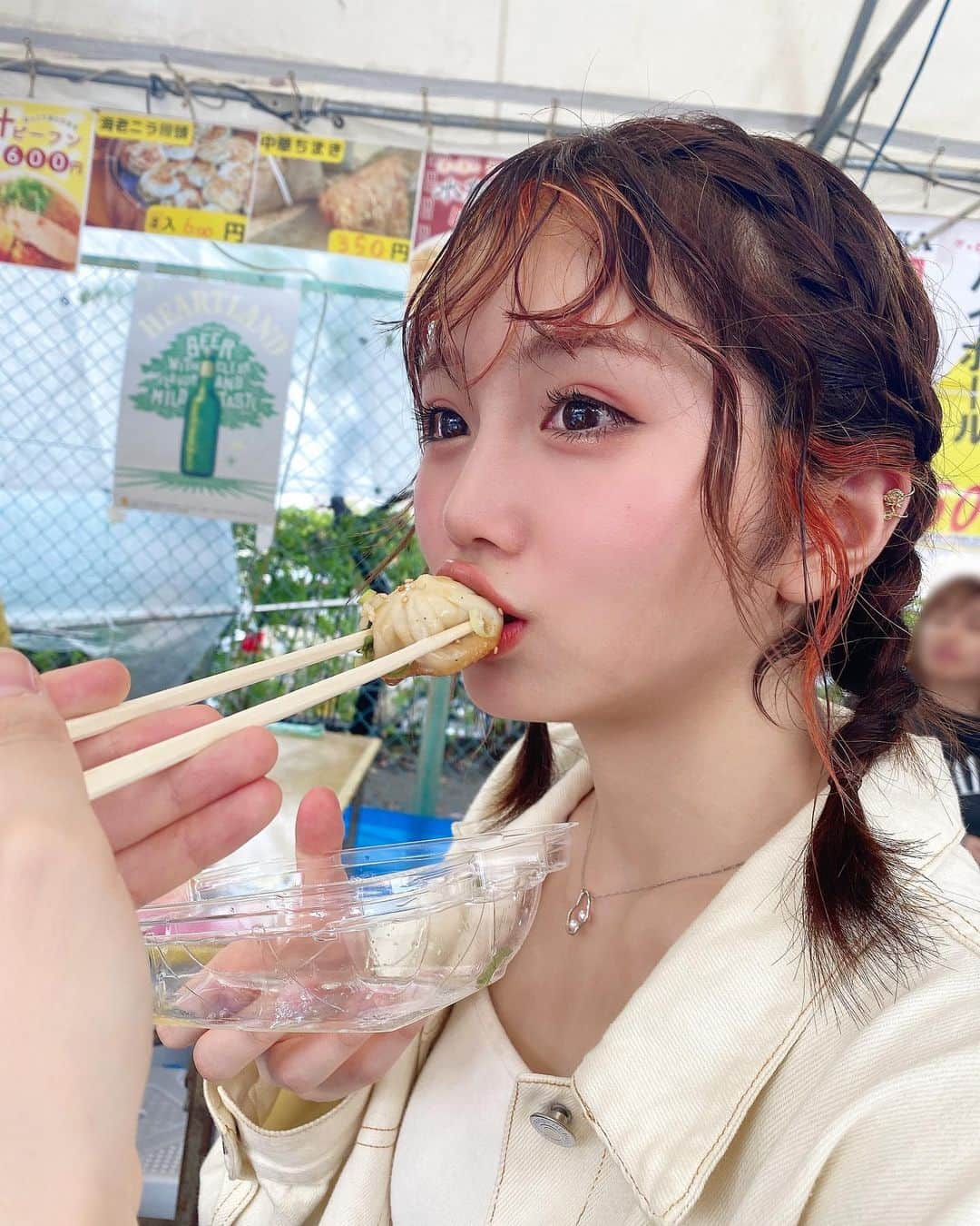 秋吉優花さんのインスタグラム写真 - (秋吉優花Instagram)「🍭  . ご結婚されるHKTファンの方へのサプライズという スペシャルな任務を終え、素敵な一日がスタート👰‍♀️💍  . お昼、阿紀ちゃんと放生会へ。 #1047camera やってくれました。 みどりの瓶の飲み物、初めて飲んだ😆 . 阿紀ちゃんとずっと一緒にいるけど、 意外と2人でのおでかけ珍しくて嬉しかった🫶 (この前弐ノ弐もいきましたね🥟) . 舞台見るけん30分ぐらいで旅立ったんやけど めちゃくちゃ放生会感じたありがとう🍃  次またゆっくりお出かけしたい🪻 放生会で買った新生姜を手に、ぽんプラザへ。 . . 志帆子さんが出てる舞台 「#冥土inシェアハウス」を観劇。  . 新生姜の香りを、場内に漂わせないぞ。 そんな強い気持ちで、ビニール袋をびっちりと閉めました。 持ち歩いてたら「ゴミ？」と聞かれました。  違います。新生姜です。  .  舞台期間中、喉を酷使すると思うので ぜひともボリボリ食べてほしいですね、はい笑  . 白志帆子さんかわいかった！ イマドキな台詞がてんこもりで好きでした。 . 舞台やシャッフクでお世話になった方も出演されていて カッコいいお芝居観れて嬉しかったです🥺🤝  またご一緒させていただけるよう頑張ろうと思いました。  ひとりで観に行ったけど いっぱい友達も観に来てた！話せて嬉しかった✨ .  .  そして、美味しいパスタを食べ、あいぱくへ！ 気になってた！うれしい！  お芋のアイスにした🍠  . お世話になってたマネージャーさんにも遭遇👩‍🦰 福岡って狭すぎん？街に出ると誰かしらに会える✊  お元気そうで良かった。 SNSフォローしてくれてるらしい。 この投稿も見てるのかなあ。 .  久々に歩いて足バキバキです。 いい日でした！  感謝！  . #放生会 #放生会2023 #小籠包 #🍺 #新生姜 #ボリボリ #きしPこくーん #あいぱく#アイスクリーム万博」9月16日 1時01分 - akiyoshi_1024