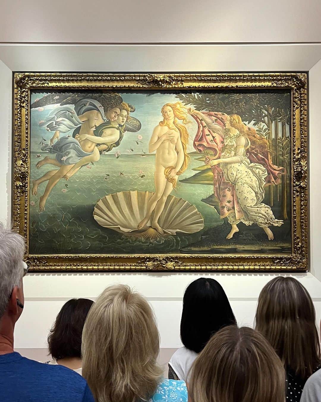 のインスタグラム：「Uffizi again because The birth of Venus always brings tears to my eyes 🤍 #florence #uffizi」