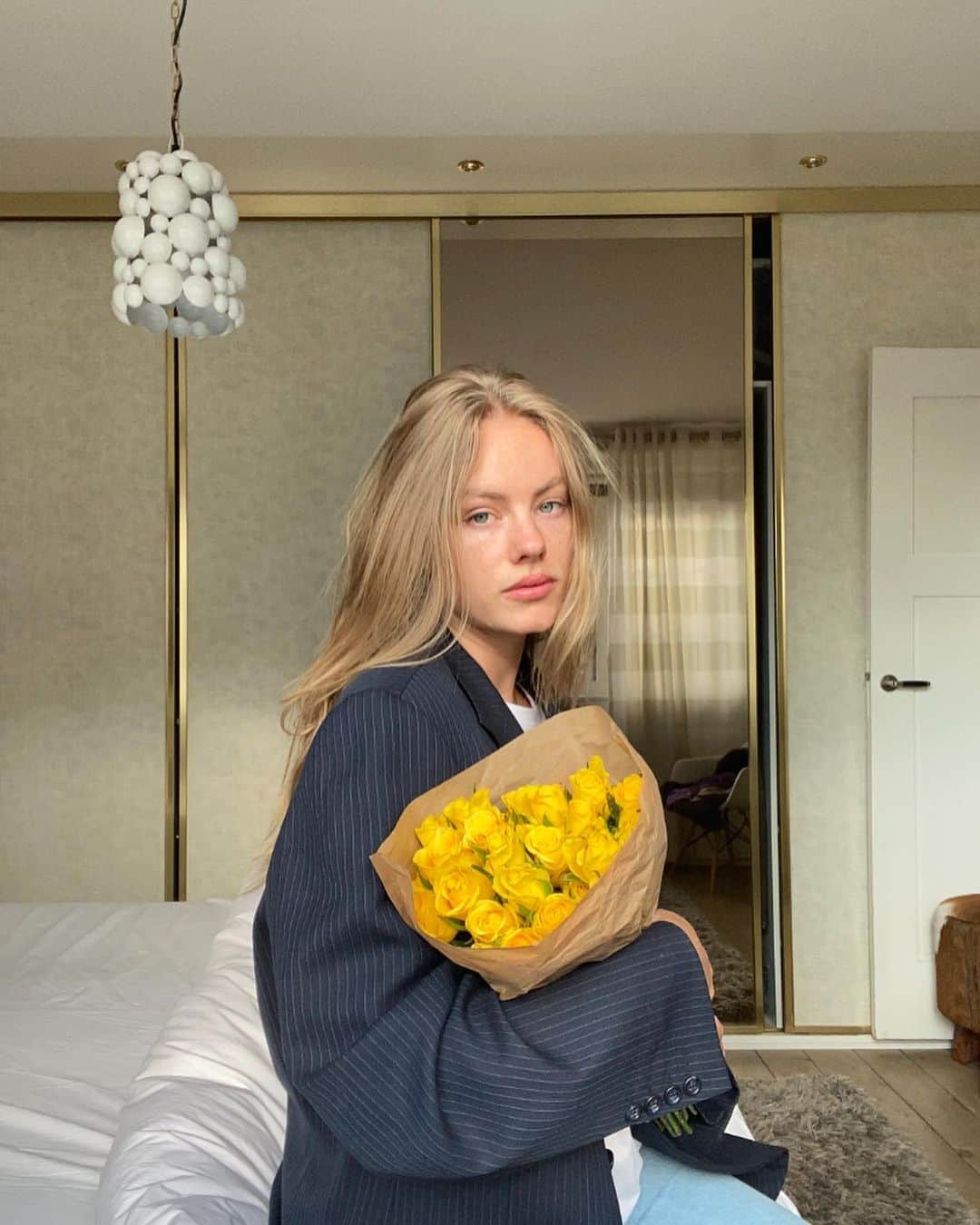 のインスタグラム：「I can buy myself flowersss 🎶 All I see on my feed now is fall content and idk how to feel about that 🍂 soooo excited for all the coziness but so sad summer is (almost) over」