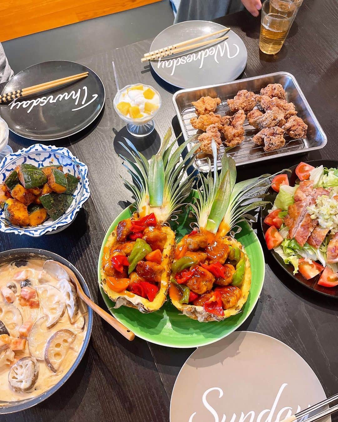 のインスタグラム：「【れんくんのお友達がきました〜！！】  れんくんのお友達「牛肉好きです！！」ってさ。今日は牛肉ないわー🤣🤣🤣  お肉だらけの晩ごはんにしよう❗️❗️  今夜は ⚫️酢豚 ⚫️唐揚げ ⚫️豚のネギソースサラダ ⚫️蓮根カルボナーラ ⚫️スパイシーかぼちゃ にしました❗️❗️  すると、お友達「全部美味しいです」ってさ。いい子だな〜😁😁😁  またご飯食べに来てねー😍😍😍  そして、はる兄から写メールがきました❗️  はる兄「アメリカの大学の授業に参加した」ってさ。  はる兄、音楽学部目指しているんですか❓  #みきママ　#肉好き」