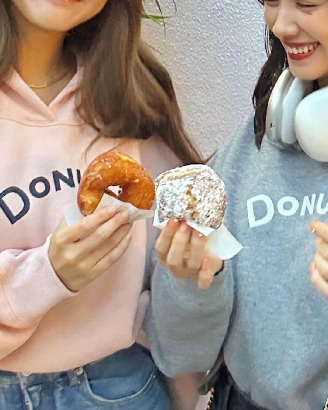 徳本夏恵（なちょす）さんのインスタグラム写真 - (徳本夏恵（なちょす）Instagram)「I’m donut？ ＆ donutパーカー かわいいなぁ〜❤︎  ずーっと食べてみたかった @i.m.donut  さんの新店舗に、 ご招待いただき念願の🍩食べられてほっぺ落ちるかと❤︎ ふわっふわの生地にあげパンみたいな食感がやみつきなるしあわせ食感☺️🫶 こりゃ明日も食べたくなる。🍩」9月15日 23時29分 - nachos_kimono