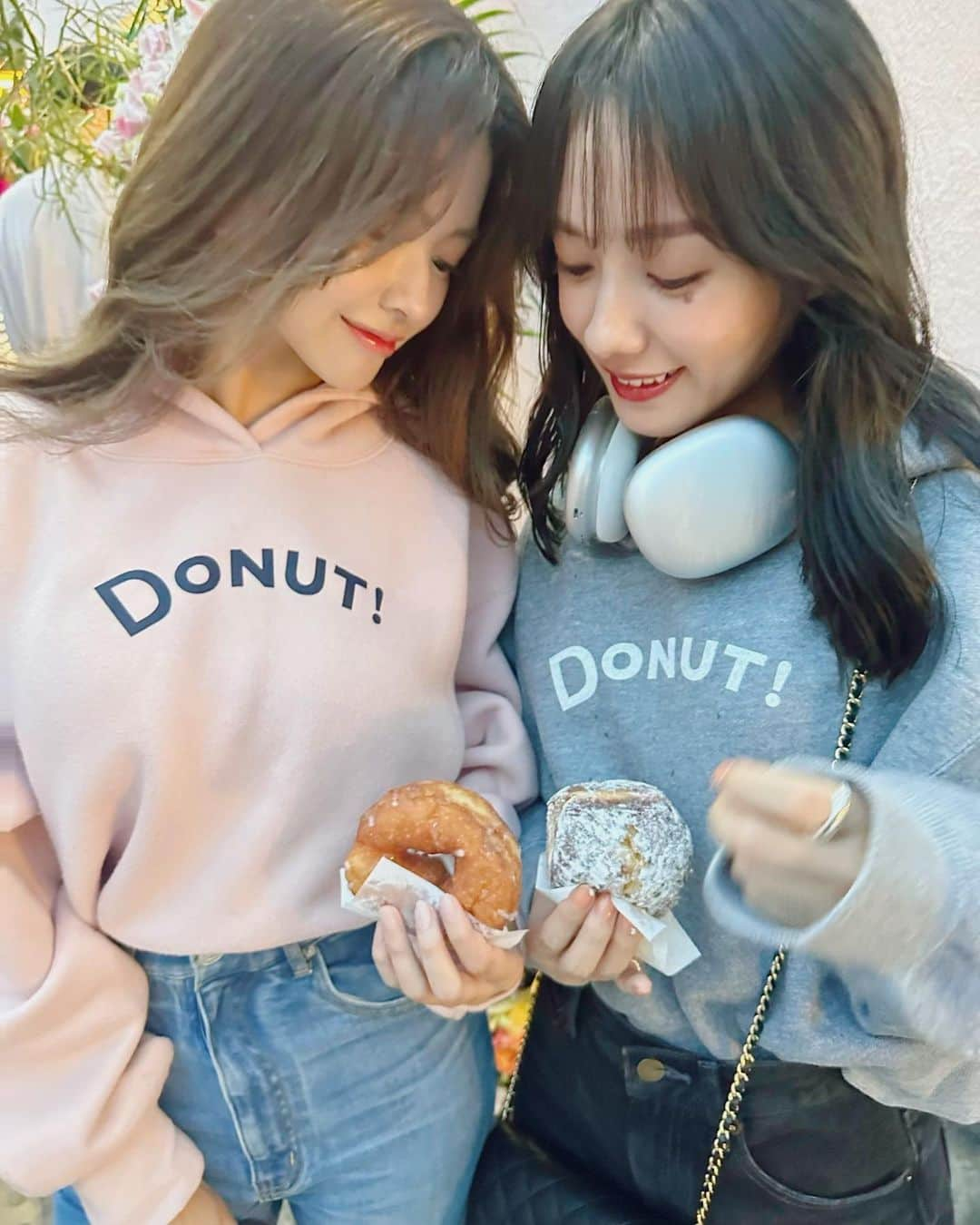 徳本夏恵（なちょす）のインスタグラム：「I’m donut？ ＆ donutパーカー かわいいなぁ〜❤︎  ずーっと食べてみたかった @i.m.donut  さんの新店舗に、 ご招待いただき念願の🍩食べられてほっぺ落ちるかと❤︎ ふわっふわの生地にあげパンみたいな食感がやみつきなるしあわせ食感☺️🫶 こりゃ明日も食べたくなる。🍩」