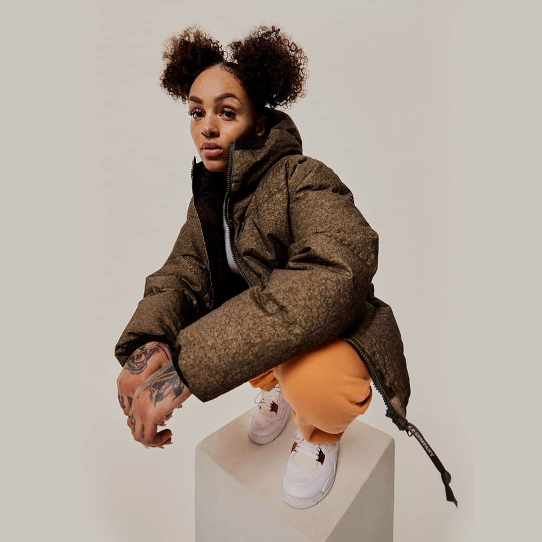 シーピーカンパニーのインスタグラム：「Representing the new FW023 collection from C.P. Company, creative Milo Cuki chose the Co-Ted Goggle down jacket to help convey her day-to-day style of baggy and oversized pieces. Ideally suited to London’s unpredictable weather, the jacket also features a water resistant internal coating that provides a great barrier against rain and wind.   Shop the FW023 collection at cpcompany.com」