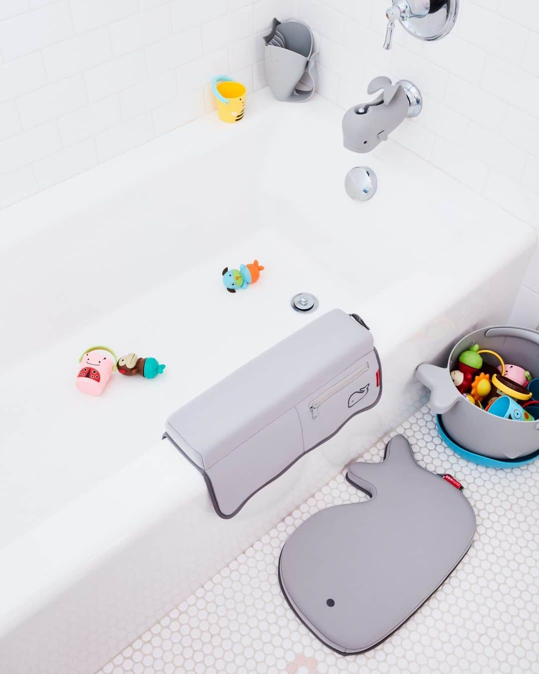 Skip Hopのインスタグラム：「Feeling a little stressed about bathing baby? MOBY® Bath Must-Haves put the "fun" in "functional" for tub time made easy! 🐳  #skiphop #musthavesmadebetter #babybath #bathtime #mobymusthaves #bathessentials #splishsplash」