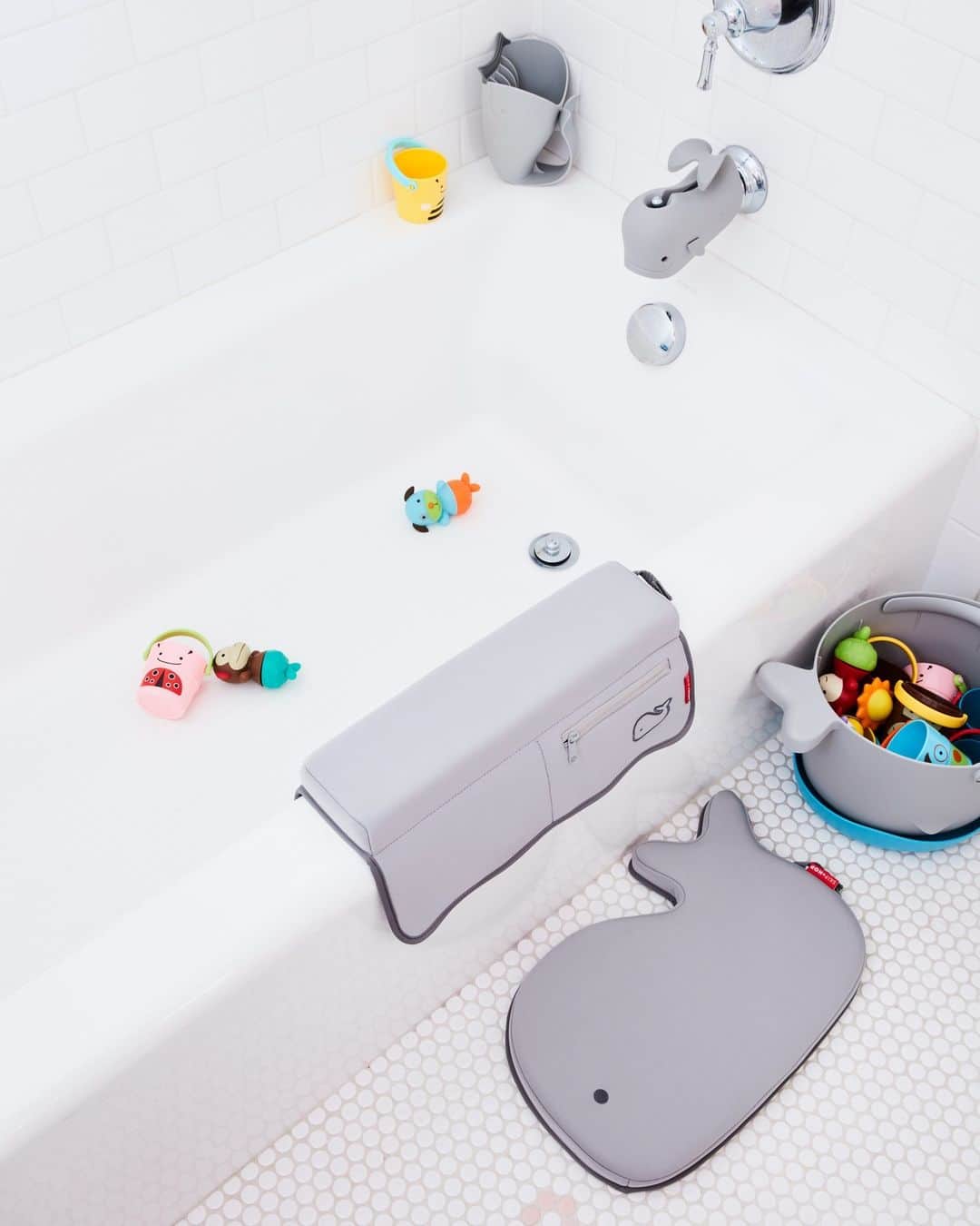 のインスタグラム：「Feeling a little stressed about bathing baby? MOBY® Bath Must-Haves put the "fun" in "functional" for tub time made easy! 🐳  #skiphop #musthavesmadebetter #babybath #bathtime #mobymusthaves #bathessentials #splishsplash」