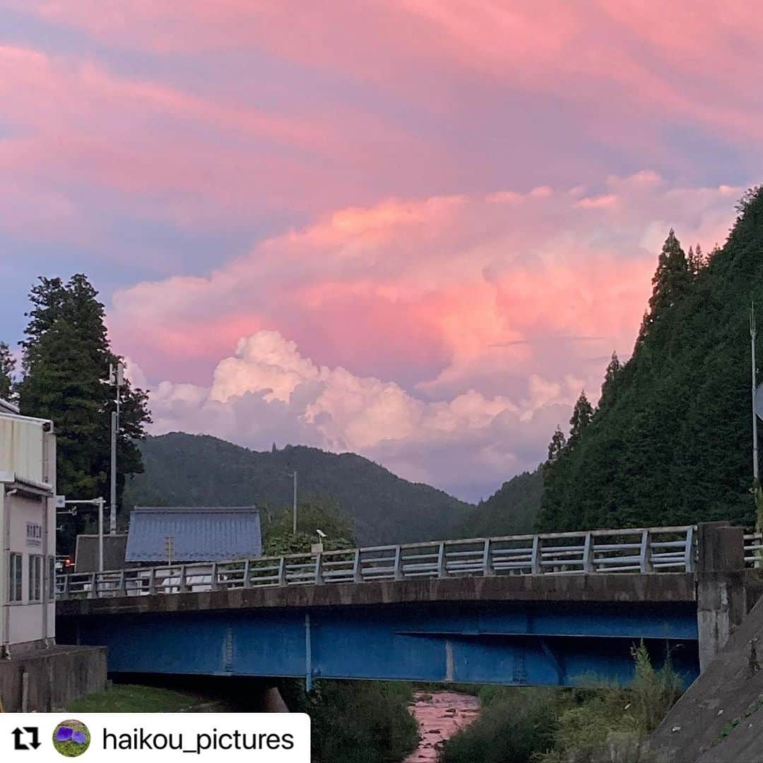 Gero City【下呂市公式アカウント】さんのインスタグラム写真 - (Gero City【下呂市公式アカウント】Instagram)「#Repost @haikou_pictures with @use.repost ・・・ ほんの数分だけ、すごい色彩の夕焼けが見えました。カメラを取りに行って戻ってきたらすでにこの色は終わってました。この写真は携帯で撮ったものです。  雲の色がこんなにカラフルになるなんて。 #夕焼け#雲#下呂市#gerostagram」9月15日 23時36分 - gerostagram