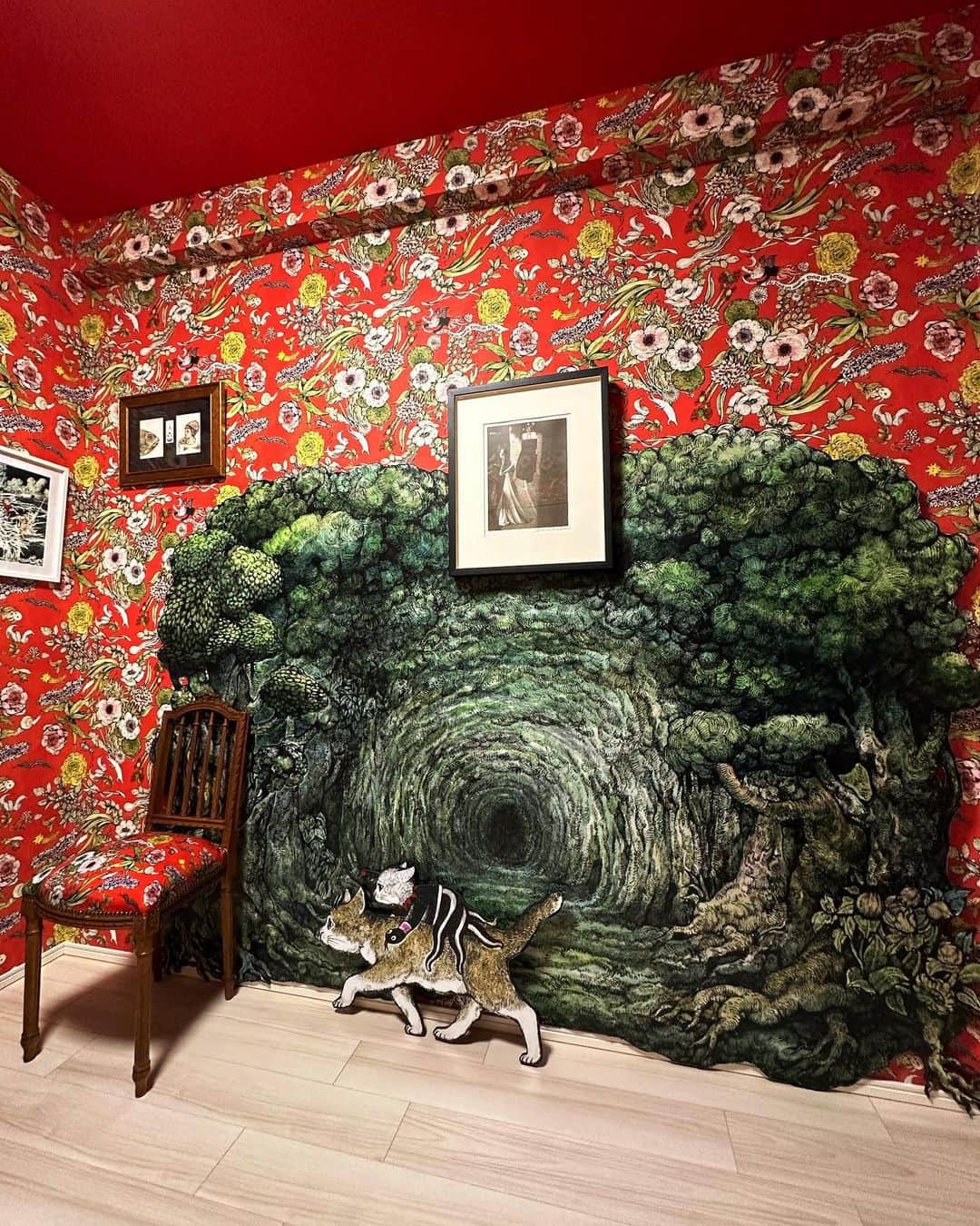ヒグチユウコのインスタグラム：「circus展から戻ってきたものたちが鎮座してるのでこっちの仕事場は賑やか。  いつもいる方のアトリエは作品と画材などでいまぐちゃぐちゃに…  ポストすることがあまりない。仕事は終わらない。  何年も前からひとつきに一度、主治医に診てもらっているのだが もうすぐ診察日。検査結果にいつもハラハラする。  追記・妙な書き方しましたが元気です。全く深刻なことではないのです。」