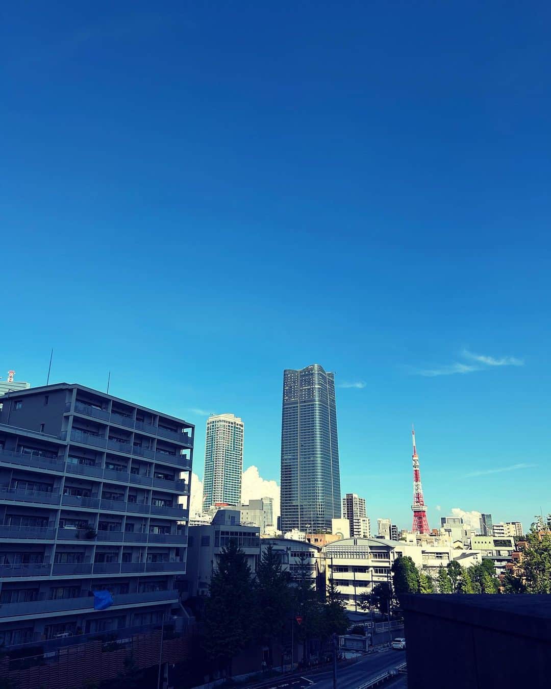 ビビる大木さんのインスタグラム写真 - (ビビる大木Instagram)「ビルのうしろの雲がイイかんじ🤩  #雲 #夏 #六本木 #こんばんみ」9月15日 23時34分 - bibiruoki