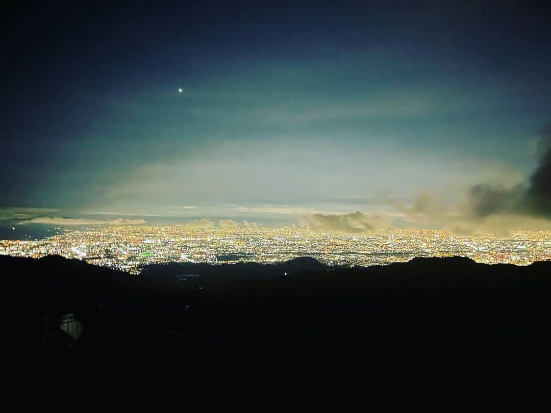 宮田麺児のインスタグラム：「綺麗な六甲の夜景 パイセンと。  #夜景#パイセン」