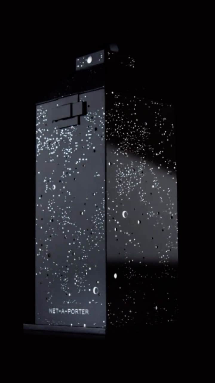 のインスタグラム：「ULTIMATE GIFT SET: Ready for this year’s #NETAPORTER Advent calendar unveil? This year, it’s better than ever... Introducing The Ultimate Gift Set – our revamped version of everybody’s favorite festive treat. Stocked with exclusive beauty, fashion and homeware items – and housed in ultra-glamorous, decorative packaging – you’ll want to add one (or 3) to your wish list ASAP. Tap the link in bio to take a peek inside.」