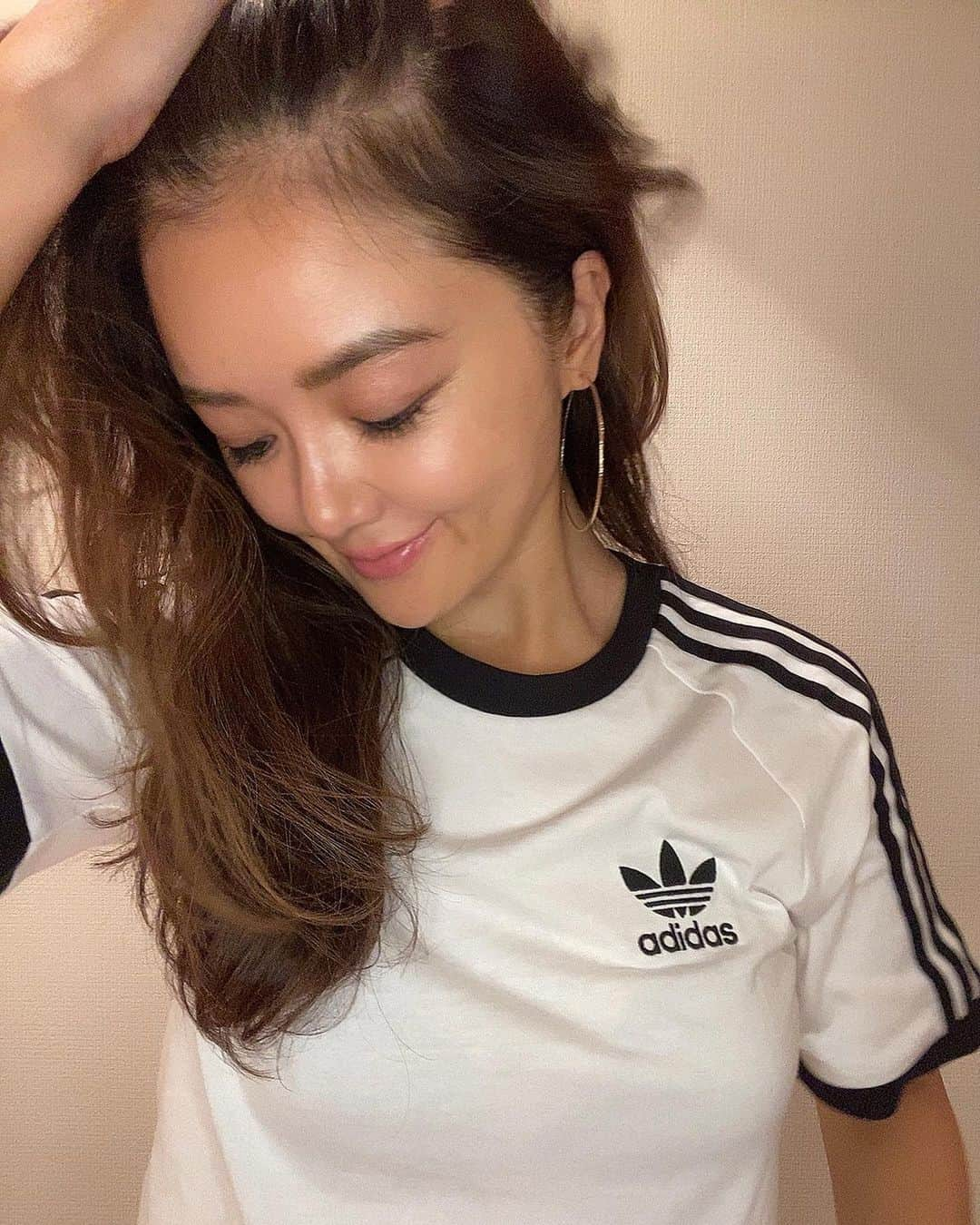 遠海まりこのインスタグラム：「adidasイベントにお邪魔しました 🖤🤍 新作がたくさん並んでてデザインが とにかく可愛い🖤🤍 ゴルフウェアも可愛いし....  #adidas #キャットストリート #表参道 #アディダスコーデ」