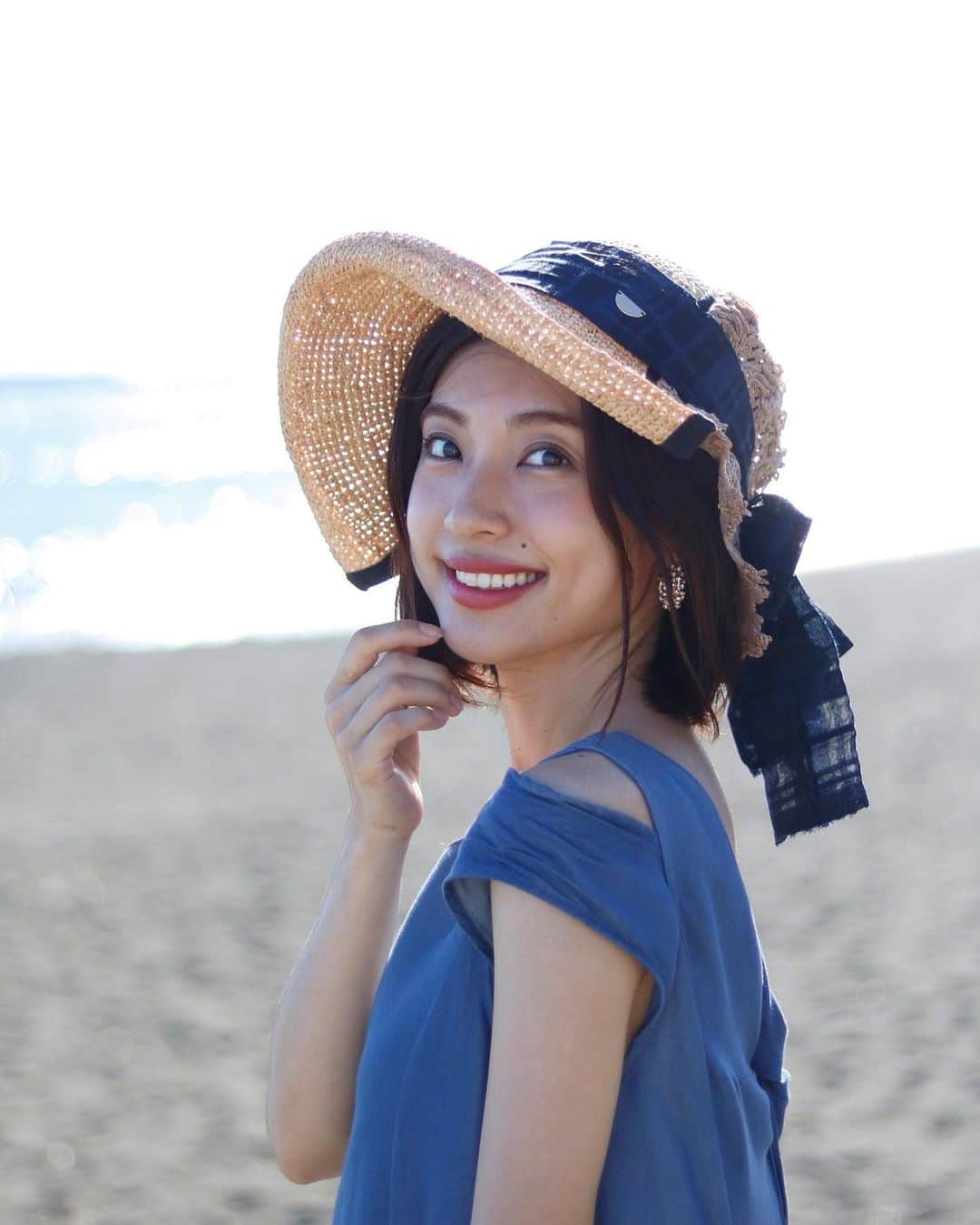 橋本聖子のインスタグラム：「左向き残暑🌴☀️  #ootd #aulaaila  #hat #ca4la  photo by @emilykaiho_photography  #portrait #smile #model」