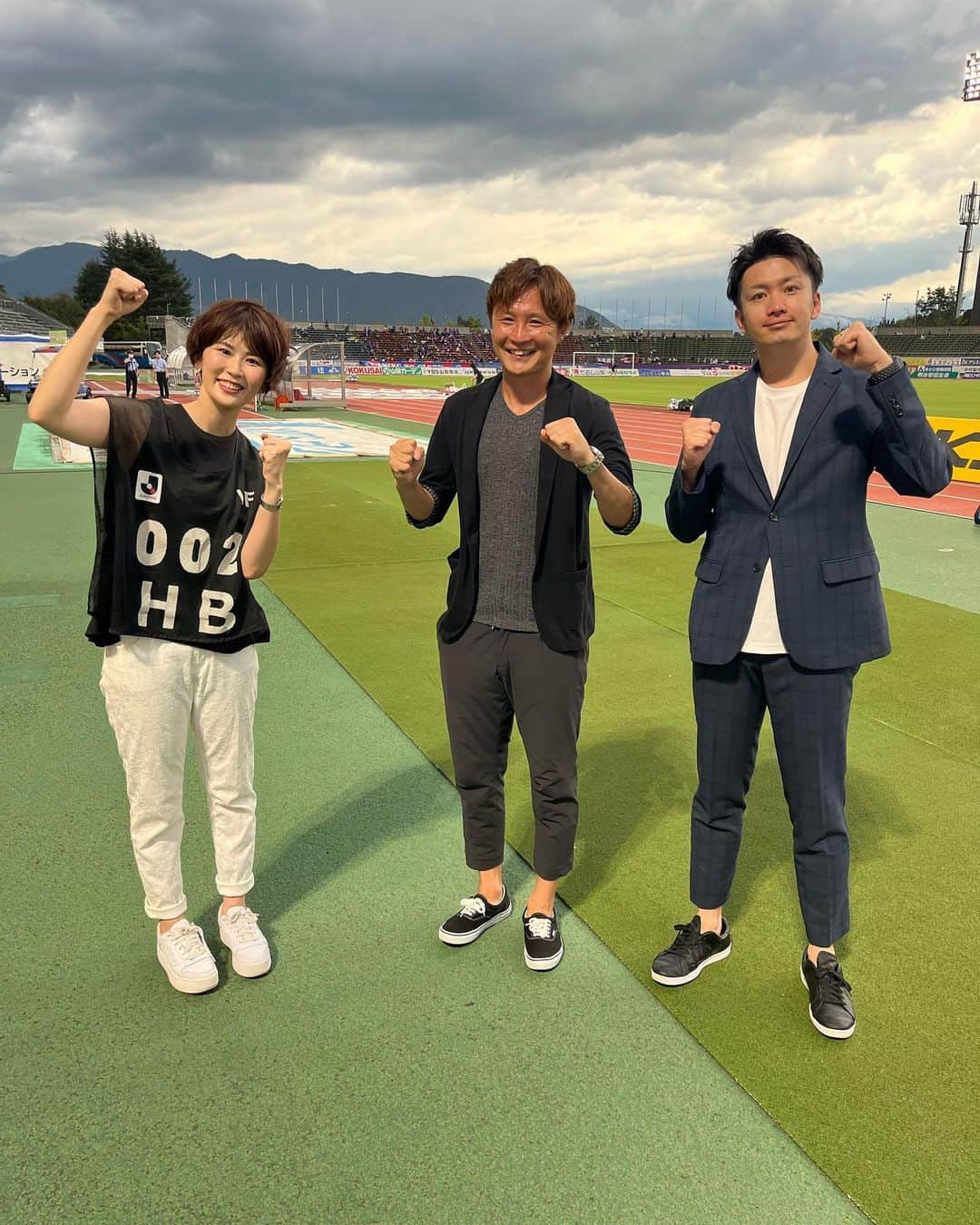 小松千絵のインスタグラム：「今日はヴァンフォーレ甲府vs東京ヴェルディ戦のJリーグ中継担当でした！ （試合前風が強くふいたので髪がボサボサ🪮）  解説は #飯尾和也 さん  両チームとも集中力高く戦った90分でした⚽️  #山梨県 #山梨 #yamanashi  #アナウンサー #ラジオパーソナリティ #ラジオパーソナリティー #ラジオ #radio #radiko #山梨放送 #ybsラジオ #小松千絵 #山梨スピリッツ #Jリーグ」