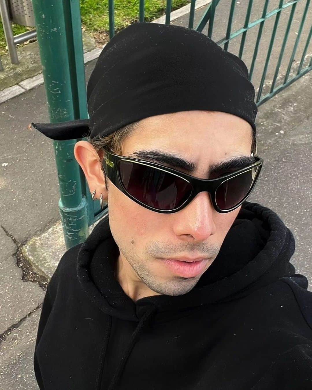 コモノのインスタグラム：「A new pair of sunglasses per day, keep the doctor away. (Or smth like that)  📸: @jo_______han」