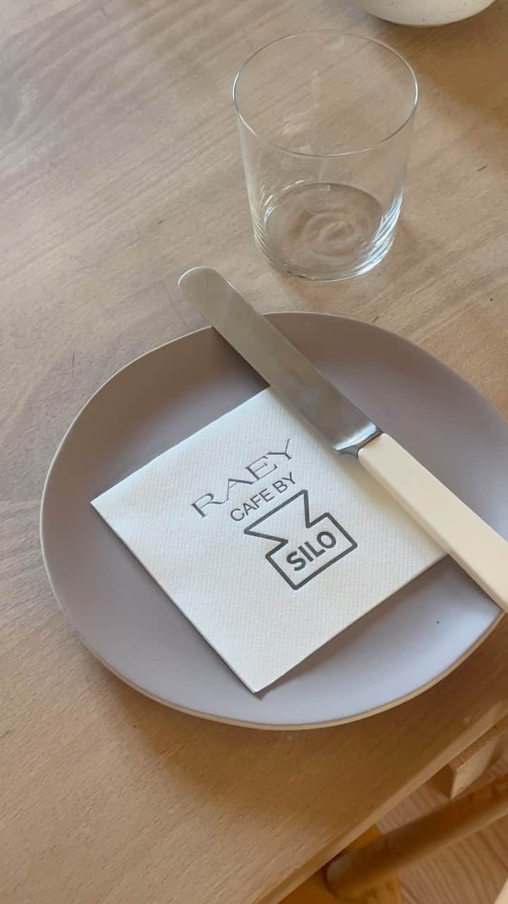 MATCHESFASHION.COMのインスタグラム：「This weekend at 5 Carlos Place: @raeyofficial has partnered with @silolondon, the world’s first zero-waste restaurant. Here for 🇬🇧 #LFW? Stop by and try the delicious food created from clean farming. Complimentary to all guests.  Friday, Saturday & Monday: 10am – 6pm Sunday: 12pm – 4pm」