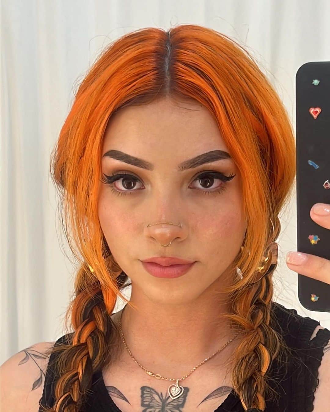 バレンティナ・アコスタ・ギラルドのインスタグラム：「Una pequeña galería de: Una foto súper cerca mía 🙃. Quiero la gorra del Dólar 😮‍💨. Dibujos de mi hermana de dichos populares 😂. Theo el gato loco 🥹. Para lo que sirven los micrófonos que iba a usar en streams IRL que no he podido hacer 🫢.」