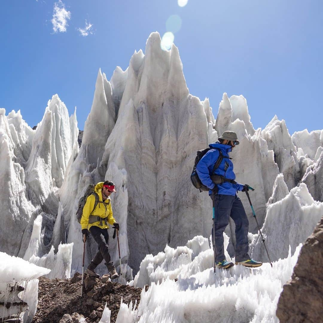 マーモットのインスタグラム：「Bruno Pavone (@brunopavoneguide), left, and Max Djenohan (@nomadikmax), right, hike alongside the edge of massive penitente snow formations on an acclimitization hike.   Aconcagua Provincial Park. January 2023.  Photo: @jsack_foto  #Marmot」