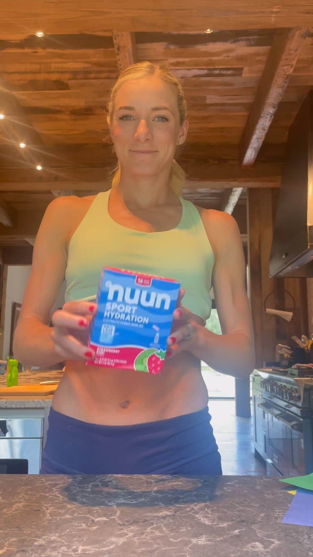 エマ・コバーンのインスタグラム：「#NuunPartner I’m taking a lil running break now while my hamstring heals. Flashback to running and flashback to summer ☀️ my warm run must haves: sunscreen, hat, & some @nuunhydration. Loving their new Nuun Sport Powders Use code COBURN25 for 25% off nuunlife.com 💦   #ButFirstNuun #NuunLife #fbf」