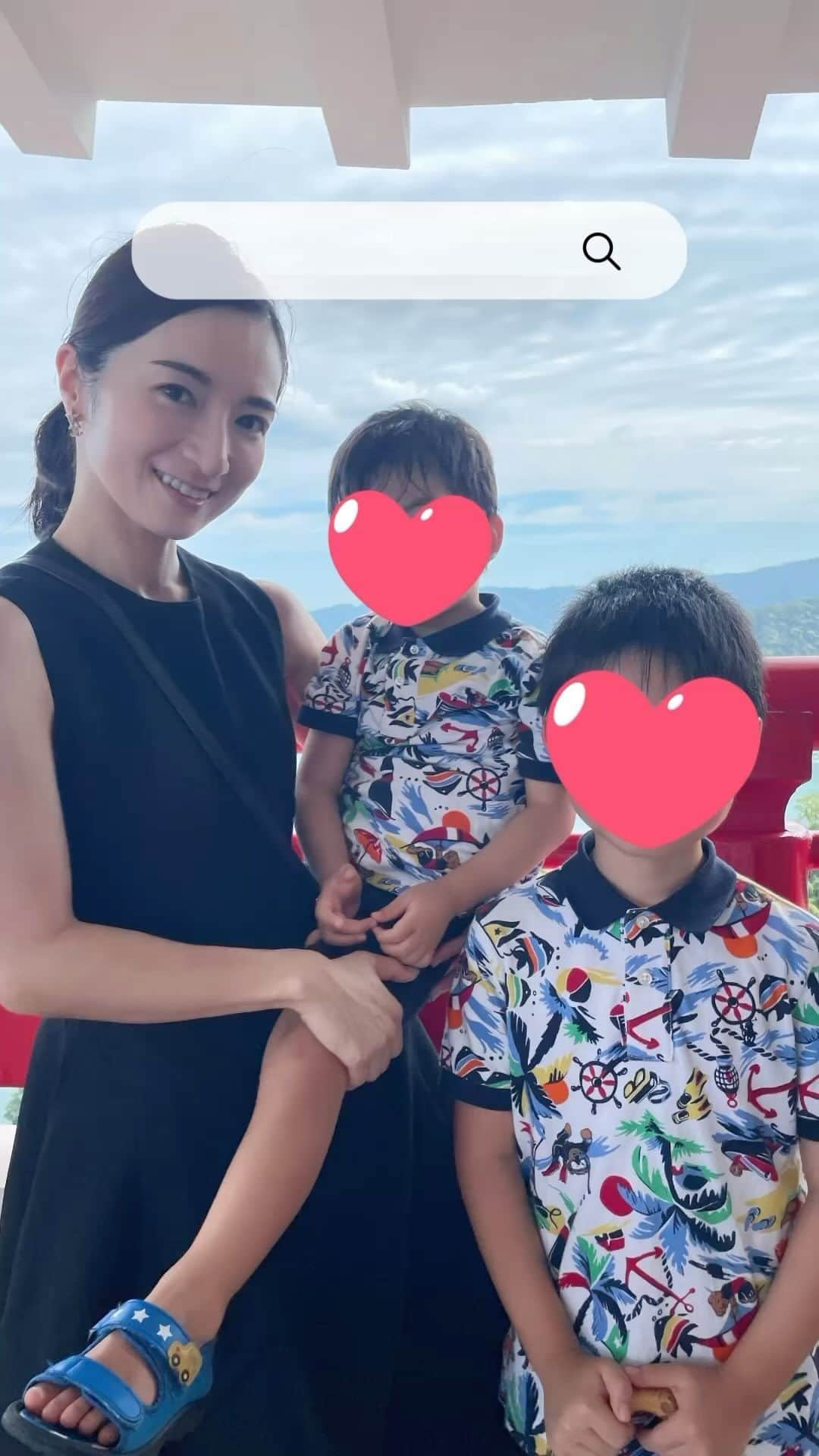 Mayuko Watanabe 渡辺真由子のインスタグラム：「夏休みにお友達親子と行った熱海旅行♡ 車で行った方が移動は確実に楽でしたが、新幹線でも十分すぎるくらい楽しめたのでまとめました😄✨ （夏休みが終わってもう2週間以上。やっと動画作った🤣） ゲームセンターのゲームって何回も出来ないからたまに一回やって全然出来なくてまた今度！ってなることが多い中、熱海城は入場料さえ払えば時間制限なく無料で楽しめるんです😄✨昨年行った長男は『また熱海城に行きたい！』と切望してまして🥹笑　普段ゲームもやらない分、こういうところで好きなだけさせてあげるようにしてるから子供達もすごく楽しかったみたい😄💕 十分楽しんだ後のバイキングでの食事と温泉大浴場のお風呂は最高でした😆💓 ぜひ参考にしてみてくださいー🎵 ※なんかBGMがしっくりした曲にしてしまったかな🤣 #熱海 #熱海旅行♨️ #子連れ旅行 #子連れ熱海 #熱海観光 #熱海旅行 #熱海城 #熱海城トリックアート  #男の子ママ #男の子兄弟 #男の子兄弟ママ #ママ #子育て中」