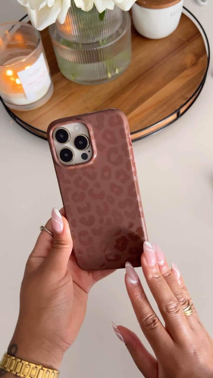 VELVETCAVIARのインスタグラム：「5x NEW styles launching today! Pre-ordering the iPhone 15? Velvet Caviar has a 100+ case to protect your new phone 🤍 #iphone15 #iphone15preorder #iphone15promax #apple」