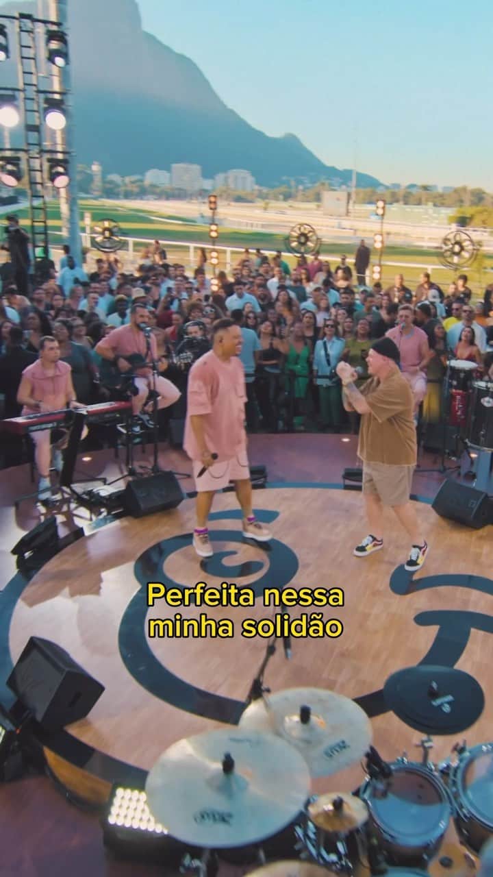 Sorriso Marotoのインスタグラム：「Sorriso + Ferrugem = ELA 🧨🥵  Segura essa bomba, turma! 🙌🏽   Chama geral e corre agora lá no YouTube pra assistir o clipe completo de ‘ELA’ numa versão com nosso irmãozinho, tá lindo demais. ♥️  #SorrisoEuGostoNoPagode」