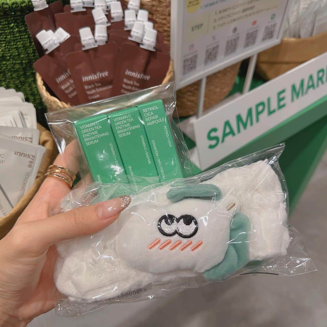 みちかのインスタグラム：「9/16(土)からスタートするイニスフリーの表参道POPUPに一足お先に行ってきました！🌱 ⁡ 店内は肌診断をしてタッチアップしてもらえたり、イニスフリーのSNSフォローに応じてサンプルをもらえたりと楽しめるようになってたよ👍 ⁡ わたしは4つフォローしたのでヘアバンド1ことサンプル3つもらいました♡わーい！長めの旅行にも持って行けるしっかりとしたサイズ感♡ ⁡ 期間中に是非みんなも行ってみてね☀️ ⁡ #イニスフリー #innifriends #イニスフリー表参道POPUP #朝ビタ夜レチ #pr ⁡ #韓国コスメ #韓国スキンケア #スキンケア #アンチエイジング #popupshop」