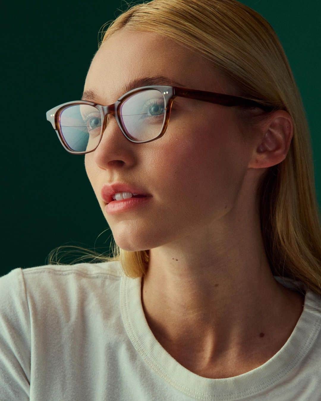 ジーエルシーオーのインスタグラム：「The spirit of ‘50s Hollywood bombshells lives on in the Lily. She’s an intriguing combination: seductive, intellectual, bubbly, full of depth – seemingly contradictory traits that beautifully forge the character of this frame.  We’re debuting our new Facet Temple with the Lily – it’s a softened edge where the frame touches the ear to soothe the wearing experience from every angle.」