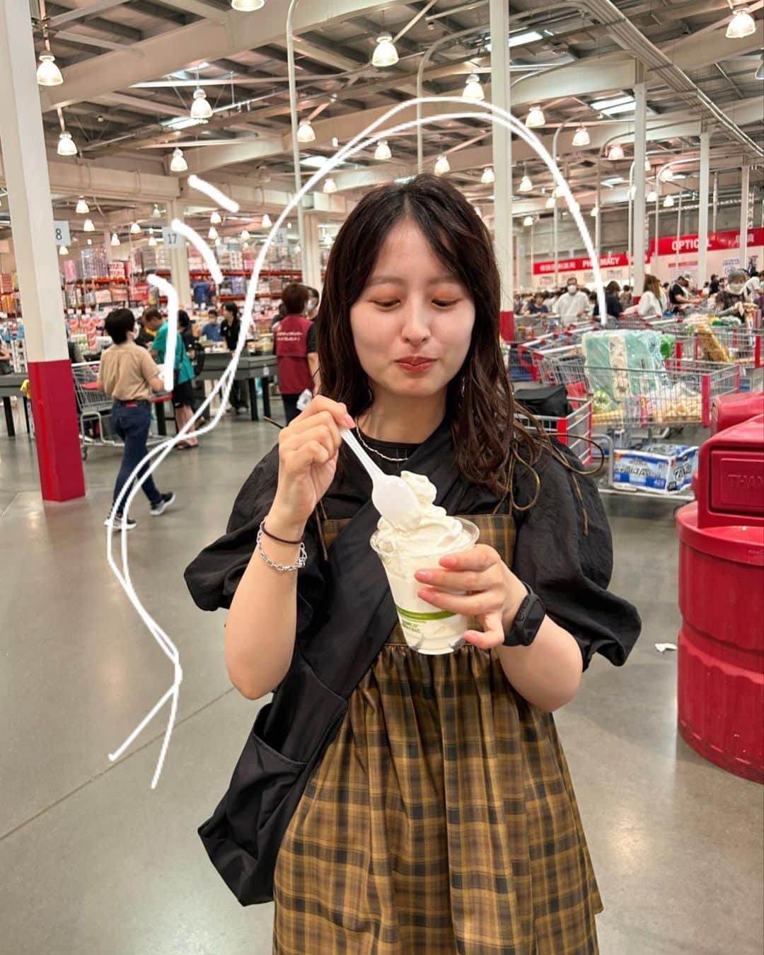 のインスタグラム：「まだ暑いな〜って方には… オススメしてたキャミビスチェも🍂🍁  この前の仙台店スタッフで行った コストコめちゃくちゃ楽しかった〜💓 食材の写真を撮るのを忘れたけど みんな必死になって食べたいモノカートの 中にいれてた笑笑 明日どこに行ったかは載せます☺️  #kastane #kastane仙台 #kastane_ootd  #低身長 #低身長コーデ #骨格ウェーブ #骨格ウェーブコーデ  #イエベ #イエベ秋 #チェック #チェックキャミ #ビスチェ #ビスチェコーデ #キャミビスチェ  #秋カラー #ブラウン #ブラウンコーデ  #コストコ #コストコ購入品」