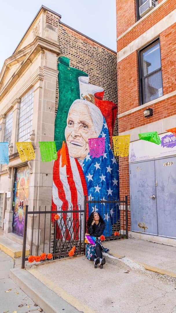 のインスタグラム：「For anyone who likes a good celebration in the USA, here’s a month-long one: Hispanic Heritage Month. 🎉  From admiring colorful street art to shopping artisan-made goodies, head to these culturally-rich places in Chicago to celebrate, honor and learn about the Latino community:   📍Magnificent Mile: Wings of Mexico at the Plaza of the Americas & @colores_mexicanos_chicago   📍Pilsen: Murals along 16th and 18th streets & @explorenmma  📍Humboldt Park: Paseo Boricua & @national_pr_museum   🎥: @mycurlyadventures_  #VisitTheUSA #EnjoyIllinois #MiddleofEverything #ChicagoGOAndKNOW #HispanicHeritageMonth」