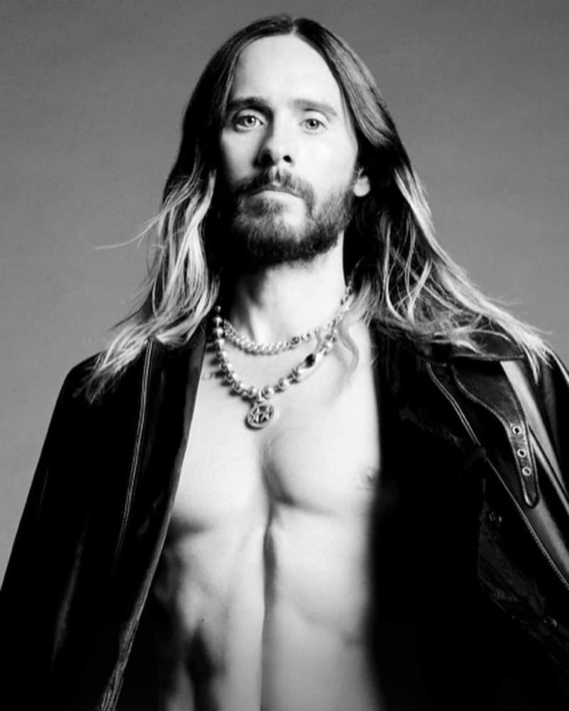 ジャレッド・レトのインスタグラム：「THE NEW ALBUM IS OUT!!! My brother and I have shared a dream of making music and touring the world together since we were kids.  Somehow, after years of hard work, and a stubborn and relentless pursuit, what once seemed an impossible idea became our reality.  And we are so grateful for that. A sixth album? Absolutely incredible! 🙏🏼  It doesn’t escape us how fortunate we are in being able to create music and perform all over the world for you, and we do not take it for granted.  We hope you can feel the spirit of adventure and the celebration that is “It’s the End of the World but It’s a Beautiful Day.”  Who knows…maybe you’ll even find a piece of yourself in it.  We thank you from the bottom of our hearts for the faith, for the loyalty, and for the love.  Jared and Shannon」