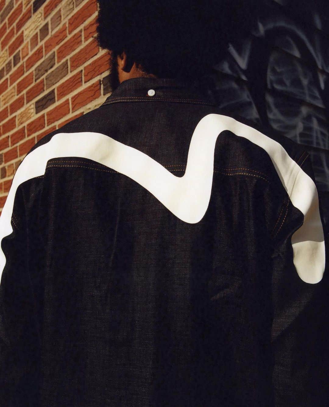 エヴィスジーンズのインスタグラム：「Details of the reversed Daicock print on the back of our new relaxed fit denim shirt.   #evisu  #evisujeans   📷 @raphgaultier  @thejwilltouch  @teetyson」